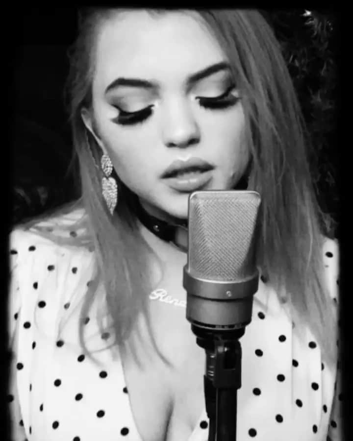 HEY VIOLETのインスタグラム：「another backyard session coming your way soon... 👀」