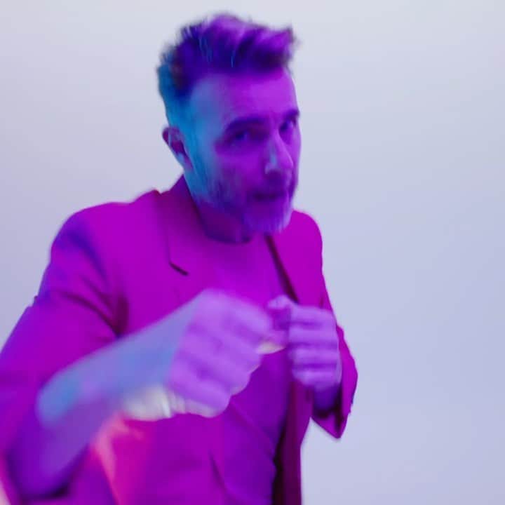 マイケル・ブーブレのインスタグラム：「Here it is, the video for @officialgarybarlow's new single featuring myself and @sebastianyatra is out now! Check it out and get dancing! Link in bio.」