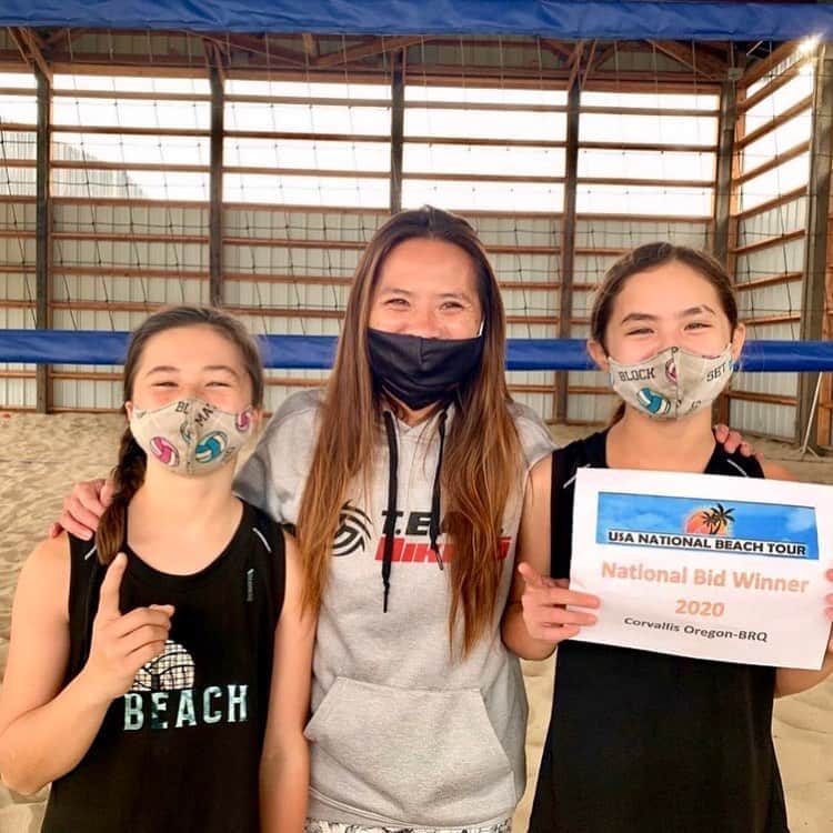 USA Volleyballさんのインスタグラム写真 - (USA VolleyballInstagram)「We are happy to see teams #backonthecourt🏐 and even happier to see it done safely! 😷  Review our Return to Play Guidelines for both indoor and beach #volleyball, link in bio.」10月20日 3時06分 - usavolleyball