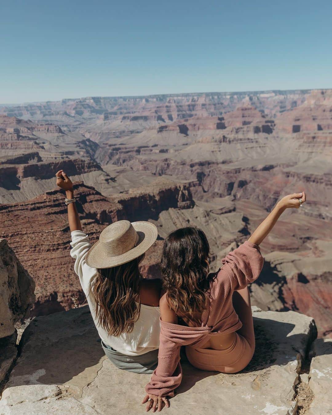 Collage Vintageのインスタグラム：「Exploring the Grand Canyon with friends makes the experience even better🏜 @fpmovement #camprevolve」