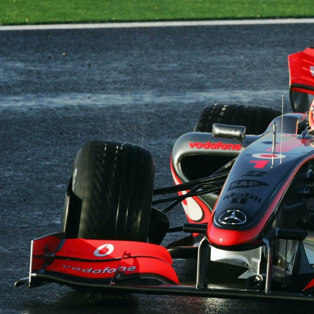 F1さんのインスタグラム写真 - (F1Instagram)「F1 cars sure looked different last time we visited Portimao 👀  The circuit was used for winter testing in 2009, with @mclaren's MP4-24 becoming the first F1 car to ever run with energy recovery technology ⚡️  #F1 #Formula1 #PortugueseGP #Portimao」10月20日 3時07分 - f1