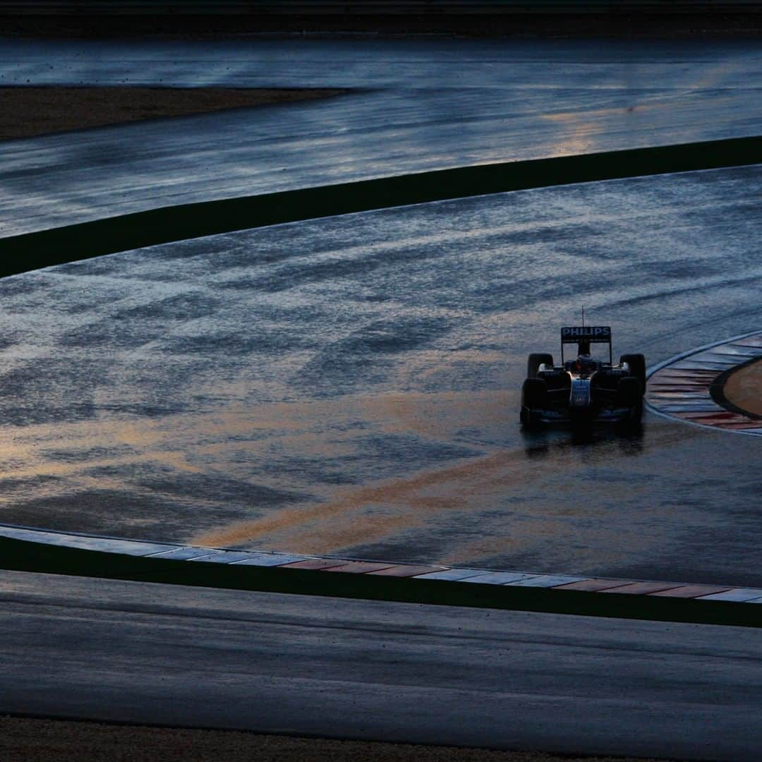 F1さんのインスタグラム写真 - (F1Instagram)「F1 cars sure looked different last time we visited Portimao 👀  The circuit was used for winter testing in 2009, with @mclaren's MP4-24 becoming the first F1 car to ever run with energy recovery technology ⚡️  #F1 #Formula1 #PortugueseGP #Portimao」10月20日 3時07分 - f1