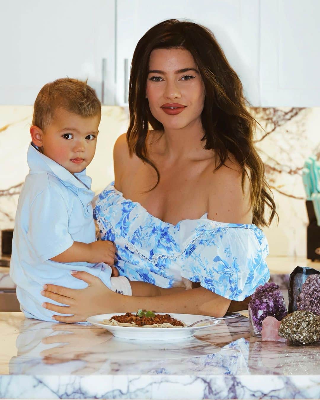 ジャクリーン・マッキネス・ウッドのインスタグラム：「Instagram vs Reality #Momlife #HappyMonday」