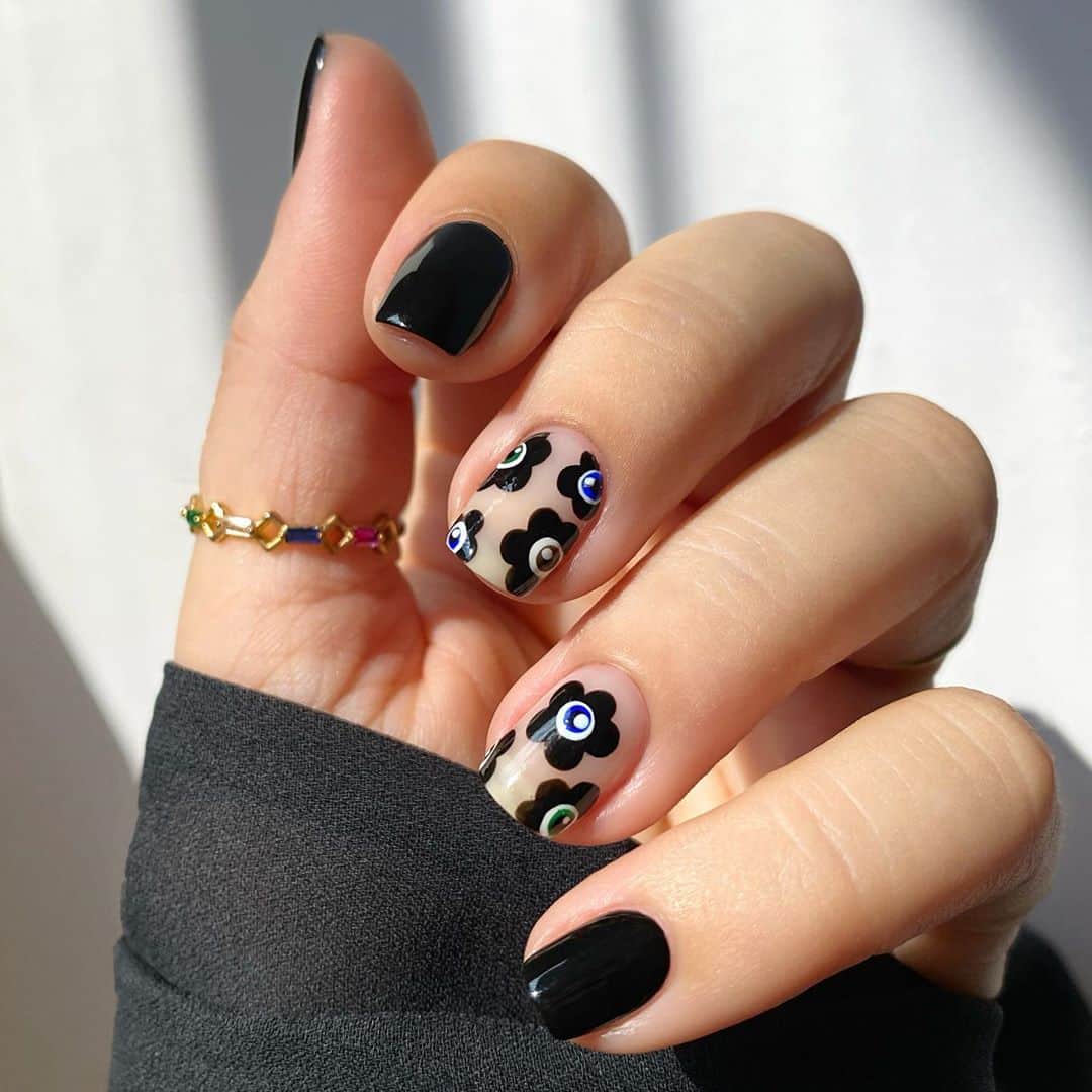 Soniaのインスタグラム：「Jeepers Creepers 👁👄👁 A lil cute, a lil spoooky.  - #halloweennails」