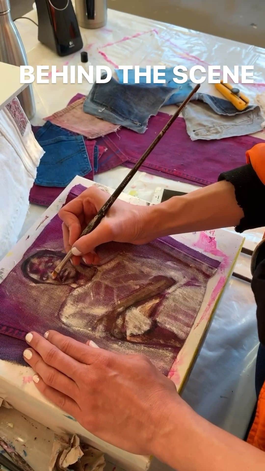 アンドレアクルーズのインスタグラム：「Behind of our collaboration with @anachateau 🎨   #andreacrews #upcycling #fashionarts #paintingonclothes #fashionactivism #greenfash」