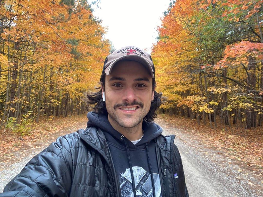 ジャック・ファライーのインスタグラム：「Michigan in the fall. Speaking of, today is the last day to register to vote online in Michigan! If you’re registering by mail, it has to be *postmarked* by today. Head to iwillvote.com/mi for more information. #puremichigan」