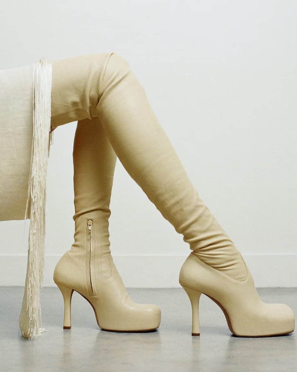 Harrodsのインスタグラム：「If, like us, you’re not yet ready to abandon bare legs altogether, over-the-knee boots will be your autumn shoe salvation.   Head to Shoe Heaven on the Fifth Floor to shop boots in-store. Visit our link in bio to discover the must-have pairs for AW20.  Photographer: @georgiadeveysmith  #Harrods #HarrodsFashion #ShoeHeaven」