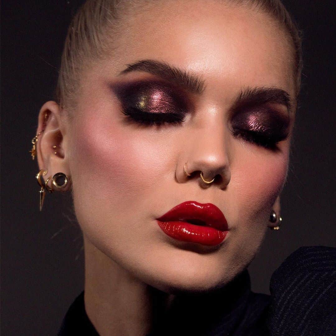 Linda Hallbergさんのインスタグラム写真 - (Linda HallbergInstagram)「The magic of @lindahallbergcosmetics Interstellar Multichrome & Latex Fever in Red Latex 🔥 can’t wait to release our two new Interstellar shades later this week 🥳🥳 Are you getting Supernova, or Multichrome? Or maybe both? #reklam #ad #lindahallbergcosmetics #interstellar #supernova #multichrome」10月20日 3時22分 - lindahallberg