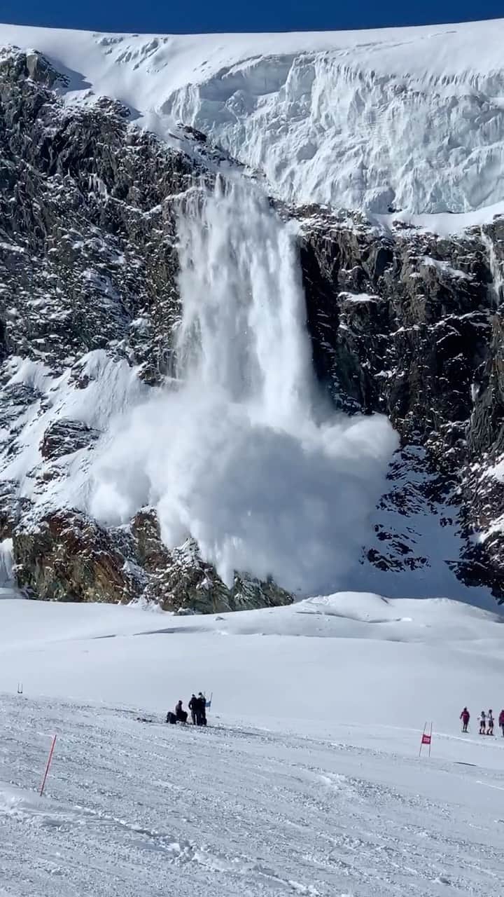 ショーン・ホワイトのインスタグラム：「Full on avalanche near the half pipe!!!😳 @lucasfoster_  Double 12 @jjthomas_ 📷」