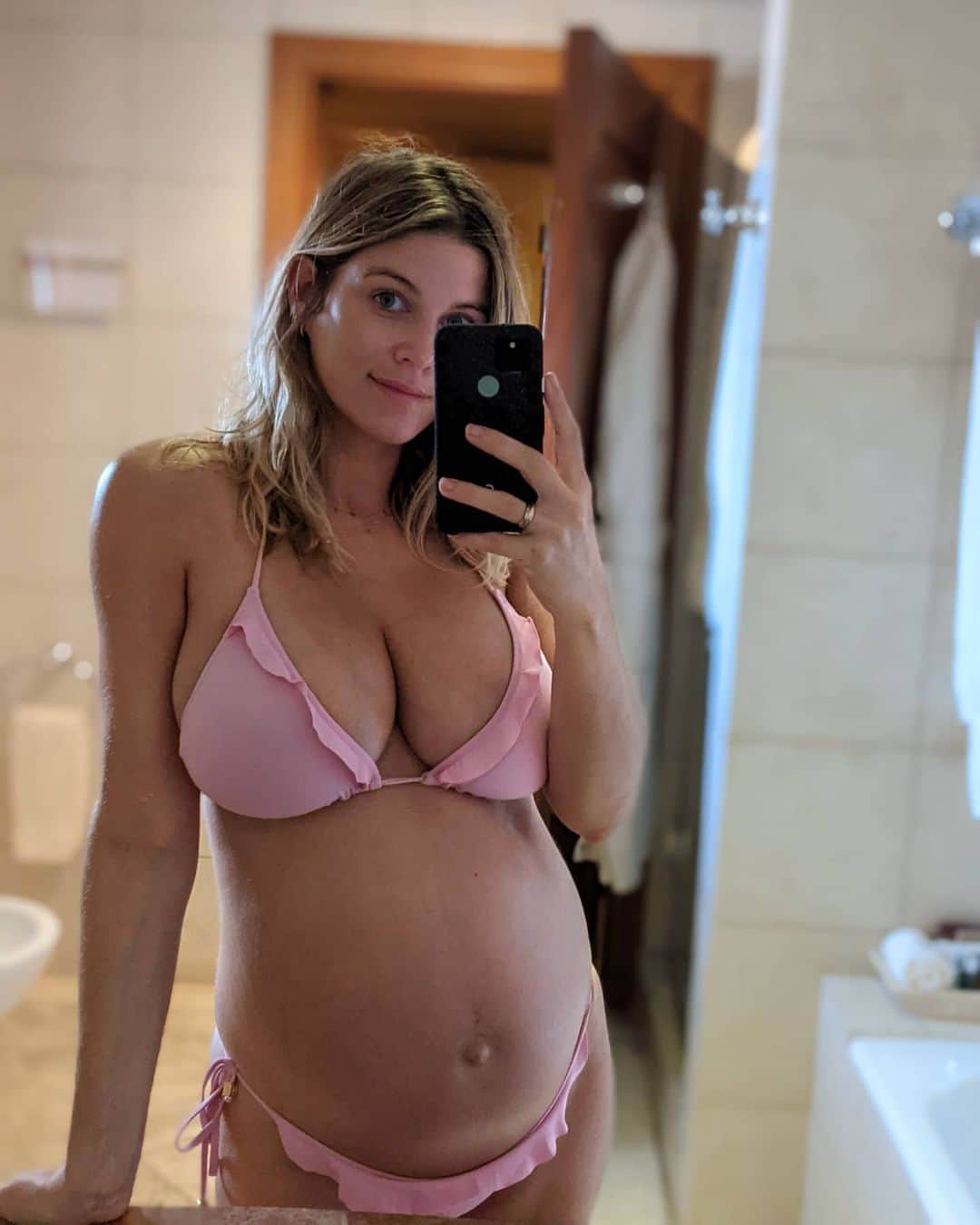 Ashley Jamesさんのインスタグラム写真 - (Ashley JamesInstagram)「How could I hate my body when it's working miracles to grow my baby? 🥰 It might be harder to dress the ever growing bump and boobs, there might be niggles and pains... but I'm just in awe of mother nature and seeing how my body is adapting and growing. 🌍 Also I'm just thrilled I still managed to fit in this bikini for another day of napping and reading in the sunshine. I've always preferred the fit of triangle bikinis because you can choose how much support you need and I feel sexier in them than underwired bikinis .👙  I also just want to say, I was in such a funk when I first arrived what with no maternity shorts and lots of my summer things not fitting, but you guys were so lovely and encouraging. All the compliments you gave me that first night in the floral dress, and even after when I found a bikini that fit... I just want to say I really  appreciate and love that I have such supportive women on here. You got me out of the funk, so thank you! Compliments from other women are just the most powerful compliments in the world. 🥰」10月20日 3時30分 - ashleylouisejames