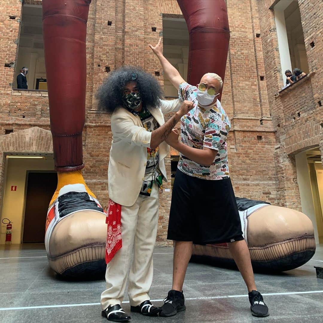 osgemeosのインスタグラム：「Momentos mágicos ! Onde a família toda reunida! @pinacotecasp  @nelsontriunfo #funk&cia  @dombilly_r #donBilly #eletricboogies @backspincrew1985 @thaideoficial @djhum @marcelinhobackspin #streetwarriors #naçaozulu #fantasticforce #crazycrew @alambeat  @djrogerdee @eduardoso68 #breakcrazy @speto  @rooneyoyo @bboypelezinho @djmcjack @carl_m52 @fabianominu @vitche1 @davidselone @djninjasw @djhum @binho3m @kljaydeejay @marcelo.nascimentodasilva.10 @fabianominu .... #hiphopnaopara #since1985 #hiphop4ever #SEGREDOS」