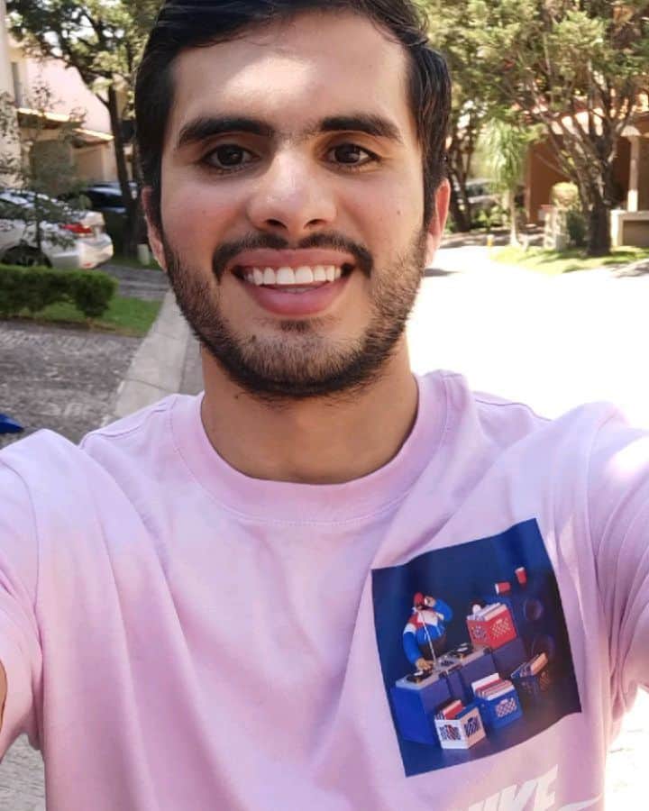 イヴァン・ガルシアのインスタグラム：「Hoy que conmemoramos el #DíaMundialContralelCáncerdeMama, no olvidemos la importancia de mantenernos alertas y cuidar nuestra salud tanto hombres como mujeres. La auto exploración y detección oportuna pueden hacer una gran diferencia. Yo como papá, hijo, esposo y hermano, me preocupo por la salud de mi familia, y por eso los invito a acudir a chequeos constantes con un médico. No lo dejemos para después. #OctubreRosa #CáncerDeMama」
