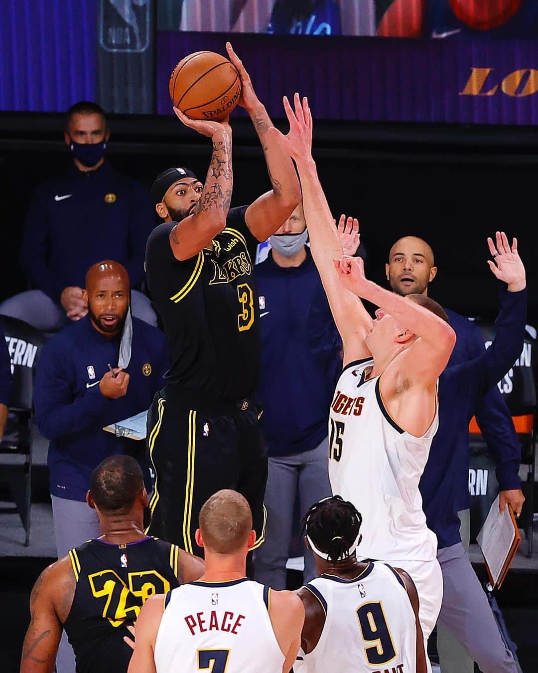 NBAさんのインスタグラム写真 - (NBAInstagram)「Clutch in Orlando! @antdavis23 wins it for the @lakers in Game 2 of the Western Conference Finals!! #TissotBuzzerBeater #BESTofNBARestart」10月20日 3時38分 - nba