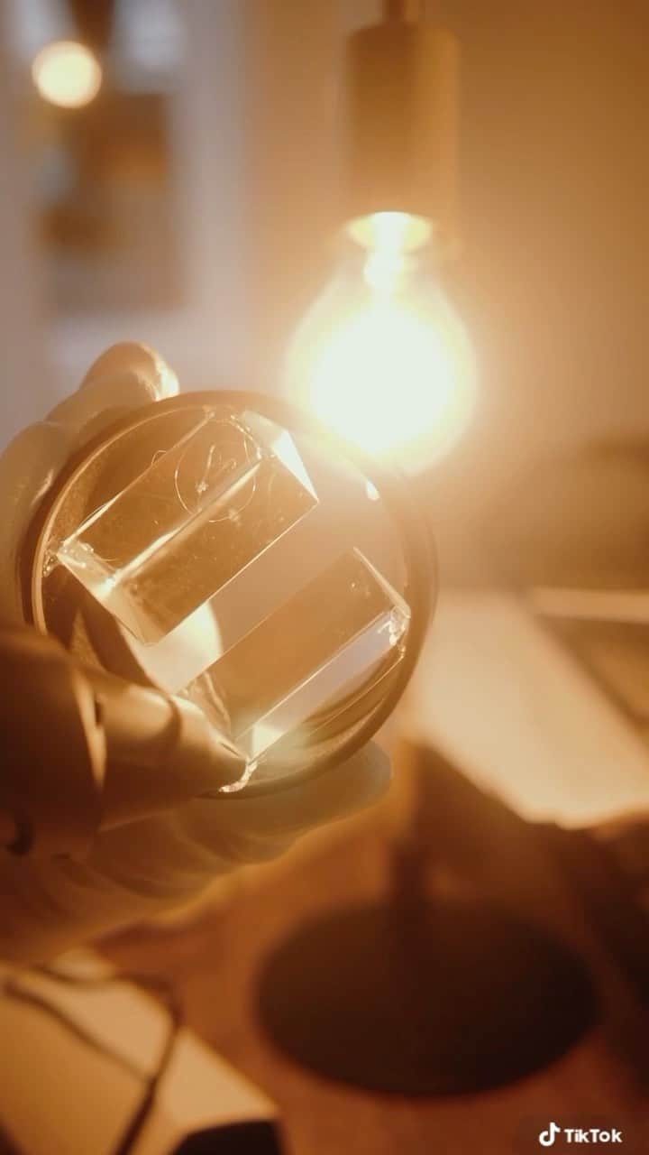 Thomas Kakarekoのインスタグラム：「I DIY’ed a prism filter. The result is insane 😱 #berlin #diy #photohacks #phototips #camerafilters #photography #citykillerz #nightphotography #visit_berlin」