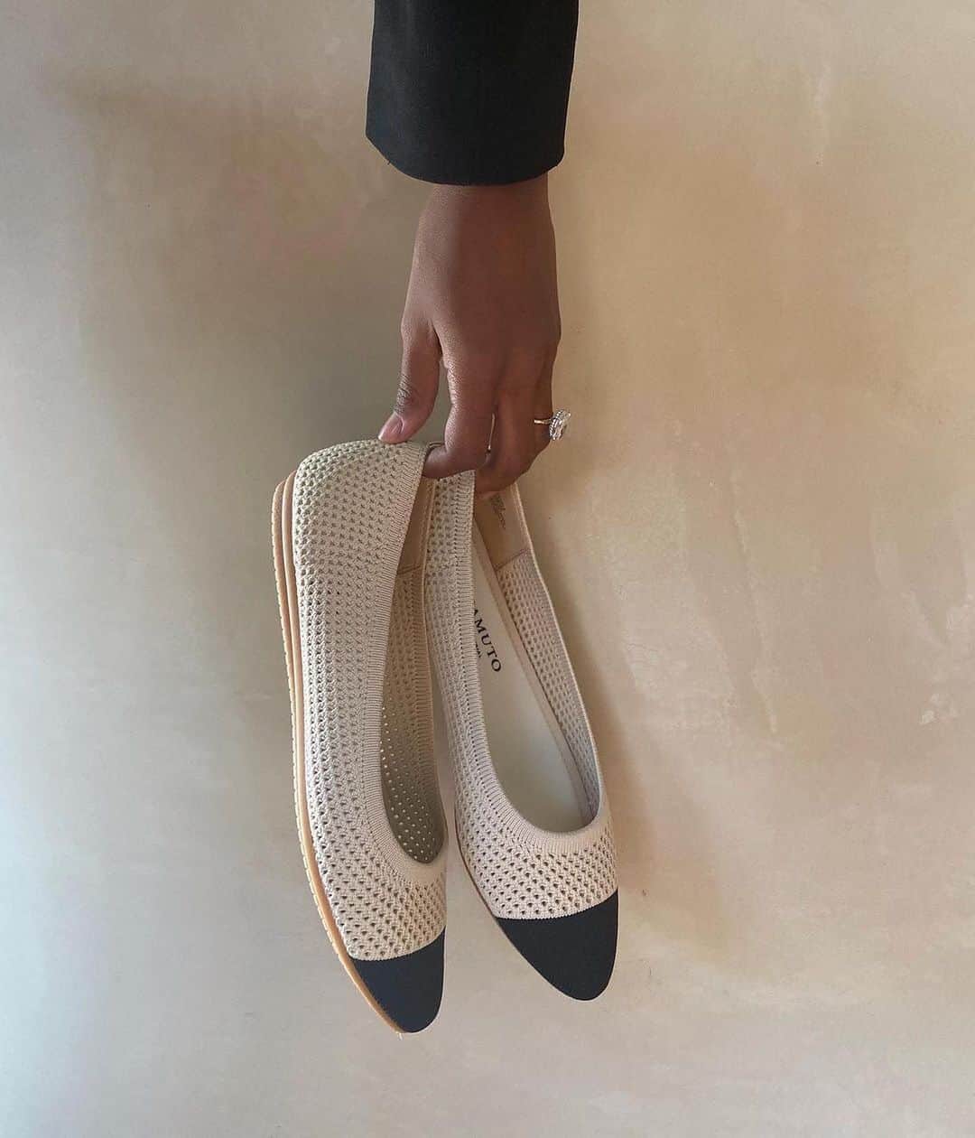 のインスタグラム：「Washable flats for the win! @jastookes styles the Femils. #vincecamuto #fall2020 #washables」