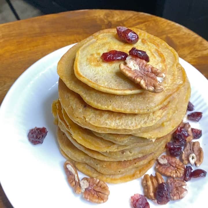 ケリスのインスタグラム：「I thought you might need this... #bountyfarm pumpkin spiced dairy free sugar free pancakes 🥞   Come thru Monday 🤎 🐻  TURN NOTIFICATIONS ON , this weeks gold mine box is all about energizing in this new fall season !  Recipe below 👇🏿🥞 2 cups flour 1 tsp nutmeg  1 tsp ginger  2 tsp cinnamon  2 farm eggs  1 Tbl coconut oil  1Tbl honey  8 oz steamed pumpkin  1 cup fresh squeezed orange juice #foodporn #pumpkin #spice #cozy #warm #delicious #autumn #cheflife #healthylifestyle #eatwell #farm fresh」