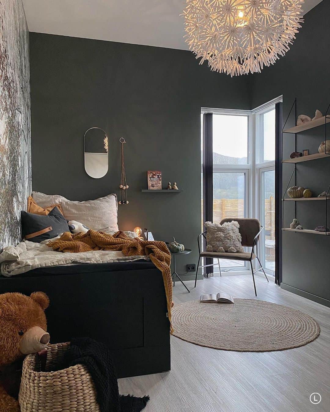 Inger-Lise Lillerovdeのインスタグラム：「Levi rommet 🧡 En som har funnet seg til godt til rette på det nye rommet sitt, noe som er veldig stas! Om du swiper kan de se hvordan rommet såg ut da storesøster bodde her. To veldig forskjellige uttrykk’ Hvilken er din favoritt, bilde nr. 1 som er dagens eller bilde nr. 2?? ____________________________ #levirommet #jotun #northernmystic #kuling #grønn #barnerom #gutterom #gutterommet #kidsroom #kidsroomdecor #kidsroominspo #interiør #interiors #interiör #interieur #inredning #inredningstips #inredningsinspo #hem_inspiration #herligehjem @herligehjem #finehjem #scandinavianstyle #nordicliving #homestyle #homeinspo #whiteinterioryes @white.interior1 #ourluxuryhome @ourluxuryhome #interior4inspo @interior4inspo」