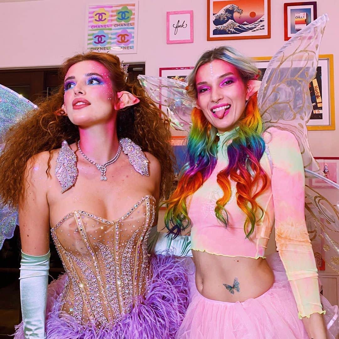 ベラ・ゾーンさんのインスタグラム写真 - (ベラ・ゾーンInstagram)「Fairy sisters 🧚‍♀️🧚‍♀️」10月20日 3時58分 - bellathorne