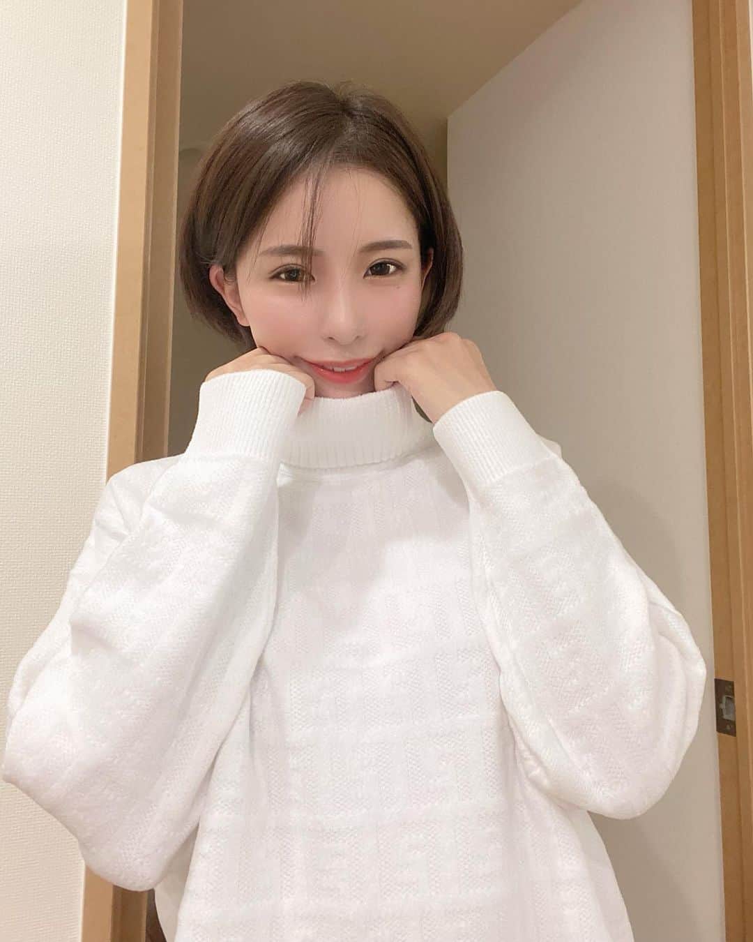 ちゃんうさのインスタグラム：「もうすぐ冬⛄️、、って、気がはやいか🙈 . . 寒いときの服ってかわいい💕 . #タートルネック #ニット #白ニット #ちゃんうさ #ミュゼルヴァ #ミナミ #大阪 #キャバクラ #キャバ嬢 #ニュークラ #ホステス」