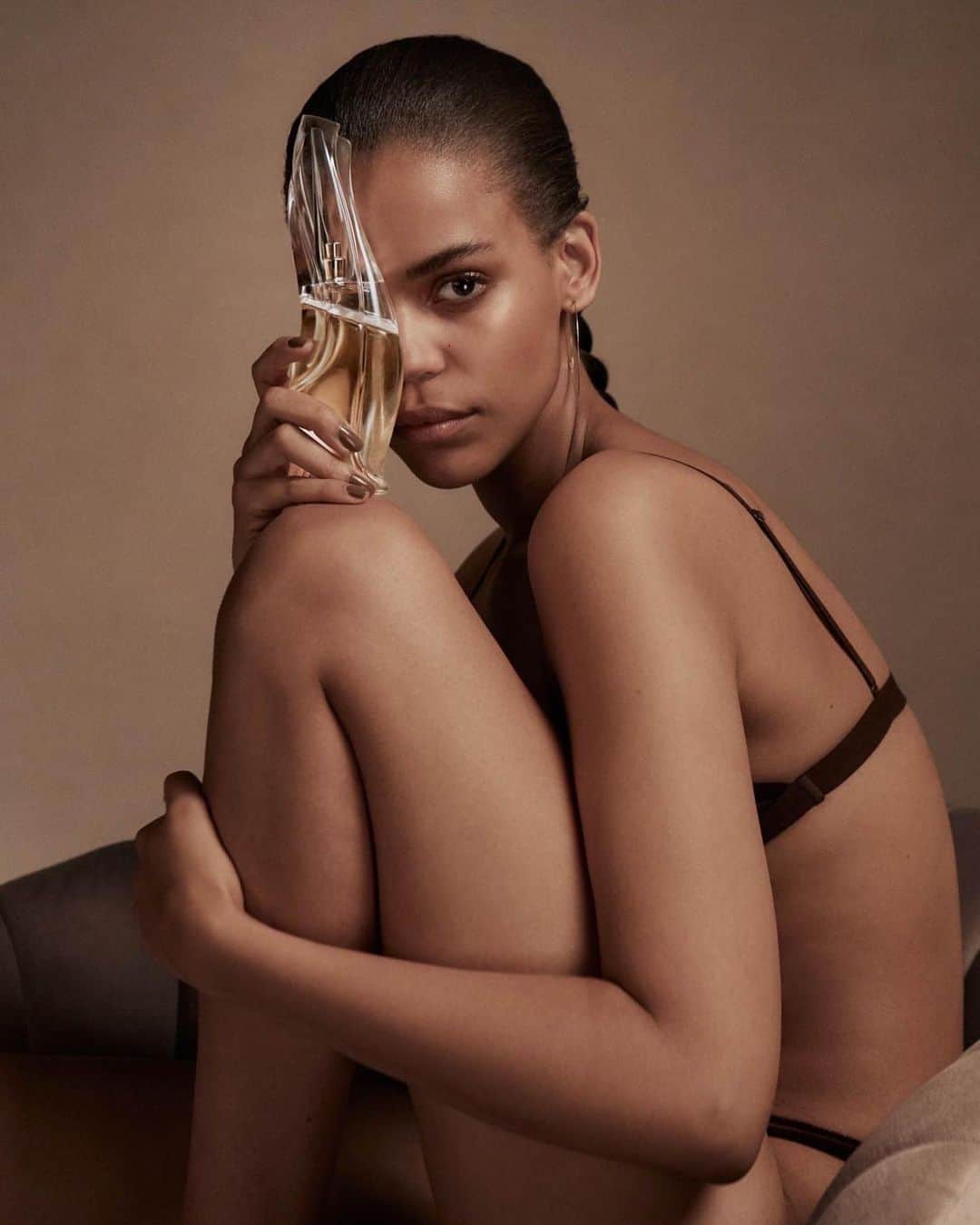 のインスタグラム：「LISA @lisawash1ngton for @donnakaran Cashmere Mist Campaign  Photographer: @charlottemwales Stylist: @debswatson Makeup: @jenmyles Hair: @estherlangham @donnakaran   #WOMEN360MGMT #LisaWashington #DonnaKaran #cashmere #mist #campaign」