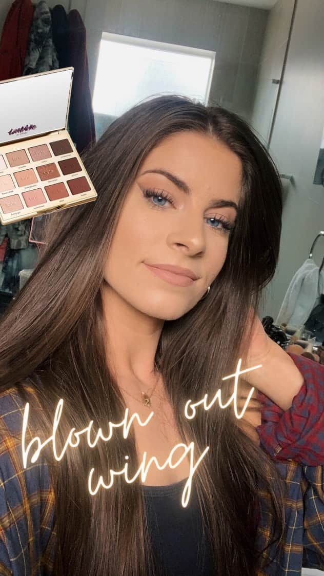 のインスタグラム：「This is the easiest way to achieve a blown out shadow wing! I’ve mastered liquid liner from years of practice lol, but I’ve been really into the “shadow wing” look and adding tape is SUCH A CHEAT CODE to creating a clean, but “blown out” winged look 🙌🏻 ⁣ I typically use 2 shadow shades to build some dimension with this look and then take a black or super dark brown and slowly building the wing up to the desired look. With the tape you don’t have to stress about being precise which makes this a pretty quick eye look 🥰 ⁣ This has been my go to look for the past couple of months and I’ve gotten questions on how to achieve it, so I hope this helps! I used to just clean up the shadow with concealer to create a sharp line, but using tape is even easier. Let me know if you try it out 🥰❤️⁣ ⁣ *Palette I’m using is the tartelette in bloom palette but you can use any neutral colors you have!⁣」