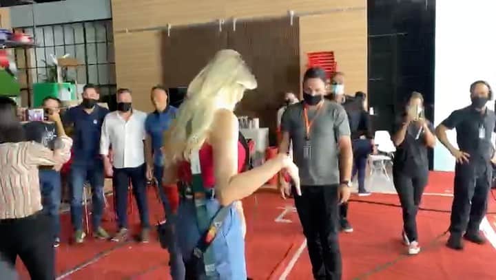 レナータ・ファンのインスタグラム：「Preparação para subir no Cadeirão da Liderança! Versão Nova! Mais alta! E foi necessária a participação de muita gente! Um pouco do clima bem descontraído ( muuuuuito) dos bastidores do @jogoaberto  de hoje)! @denilsonshow @josigss @silveira1969 @chagasmills e todo o nosso time obrigada por comprarem minha ideia maluca!!! Vou postar mais vídeos com a sequência depois!!!」