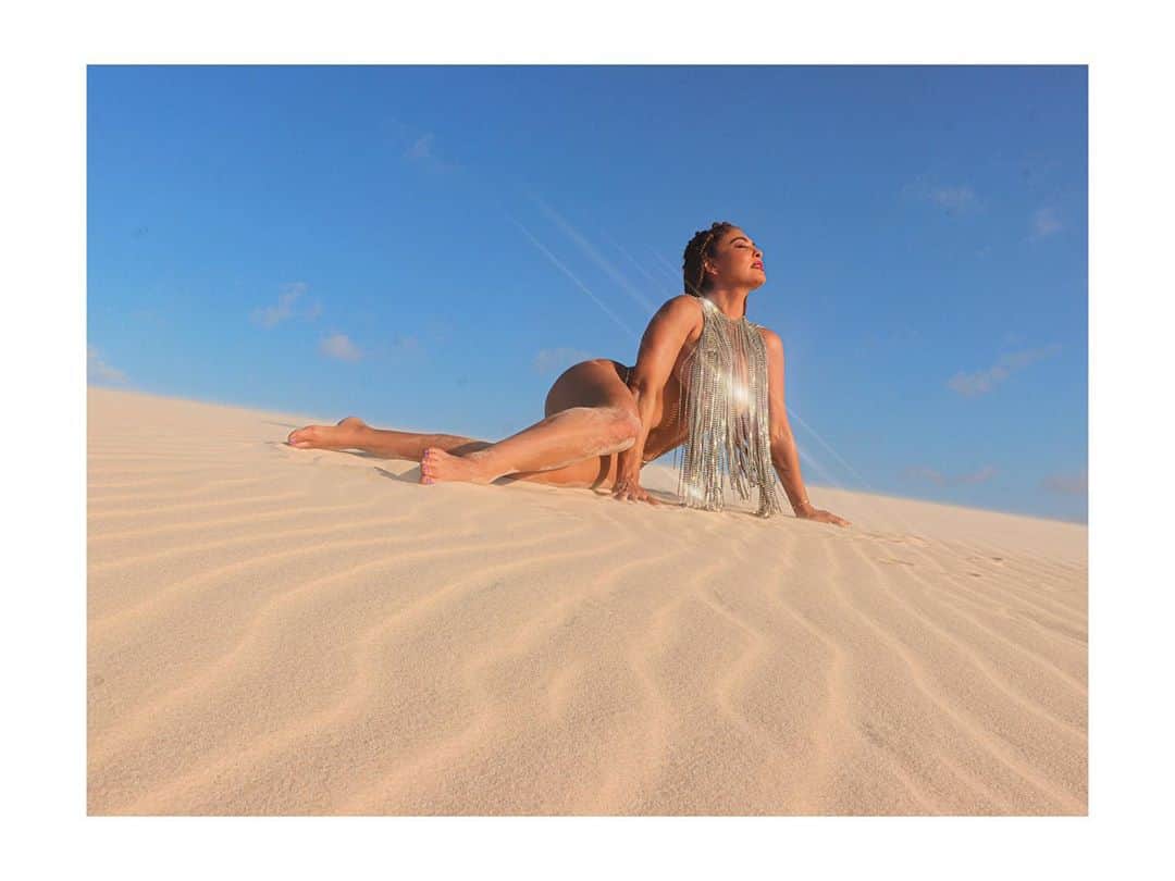 ジュリアナ・パエスのインスタグラム：「✨✨✨✨✨✨✨✨✨」