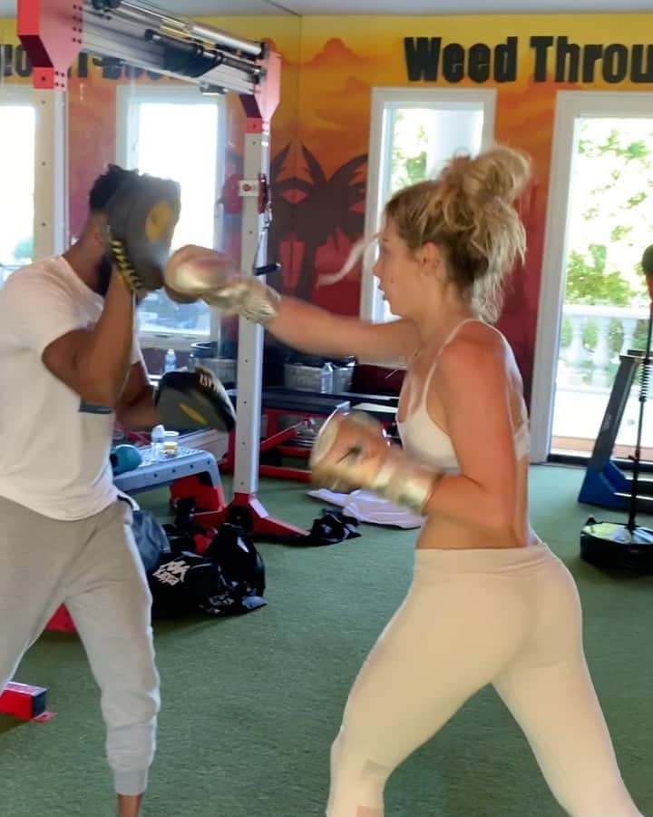 チャーリー・ジョーダンのインスタグラム：「Training yesterday w @staff1483 and @taylerholder hyping me up too much 😂✌🏼I get bored doing the same workouts so always love trying new things! Check out my at home @circuit.workit program for fitness help 💕」