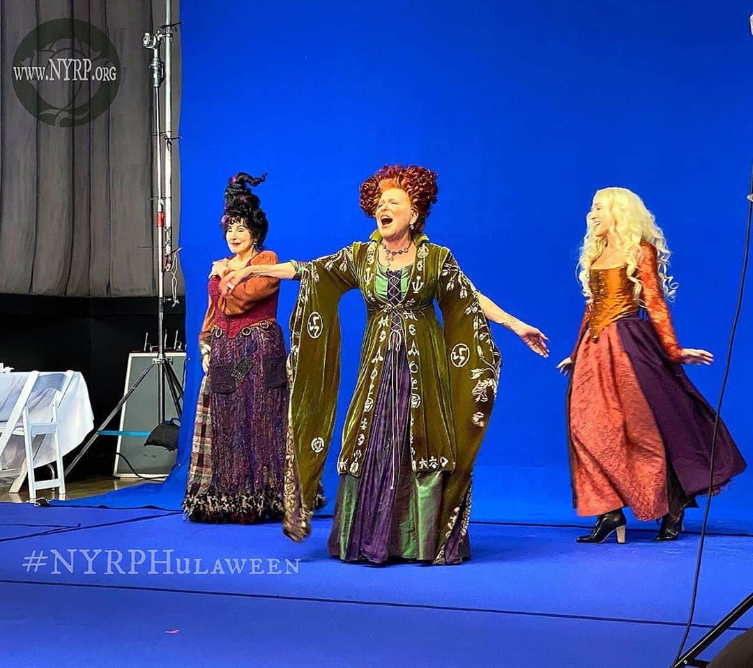 People Magazineさんのインスタグラム写真 - (People MagazineInstagram)「The Sanderson sisters are back! ✨  Bette Midler shared a first look photo from the upcoming reunion with Hocus Pocus costars Sarah Jessica Parker and Kathy Najimy for her annual Hulaween fundraising gala. Tap the bio link for all the details! ❤️ 📷: @nyrp」10月20日 4時22分 - people
