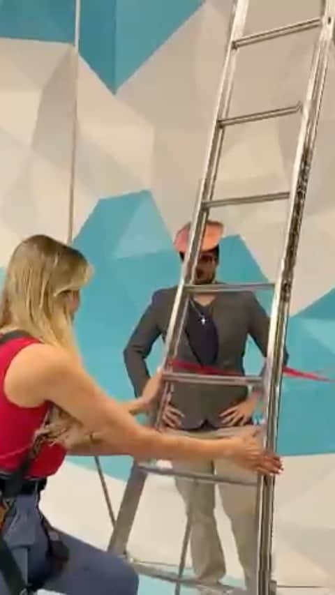 レナータ・ファンのインスタグラム：「Tudo Novo para uma Liderança Provisória! Bastidores, Loucura, Equipe Show, @denilsonshow na zoeira, @silveira1969 na supervisão do “esquema”, @chagasmills infartando (😂😂) e tudo para chegar no topo da Série A」