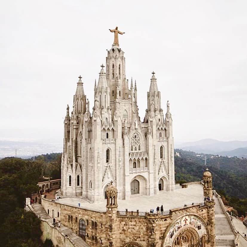 サッチン+バビさんのインスタグラム写真 - (サッチン+バビInstagram)「Tibidabo is the tallest hill overlooking Barcelona. The top of Tibidabo is crowned by the cathedral del Sagrat Cor. This church was constructed between 1902 and 1960 in a mixture of modernista and neogothic styles. #whataview, #instatravel」10月20日 4時45分 - sachinandbabi