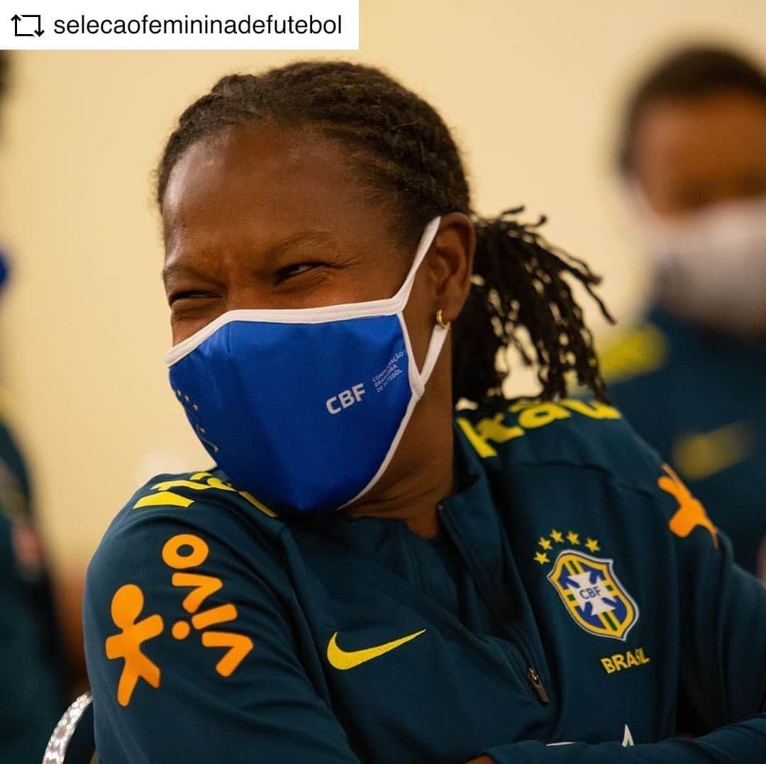 サッカー ブラジル代表チームさんのインスタグラム写真 - (サッカー ブラジル代表チームInstagram)「#SeleçãoFeminina reunida! ⚽️🇧🇷  #REPOST @selecaofemininadefutebol Aquele sorriso no olho pra dizer que estamos de volta! 🤪 👊🏼   Começando mais um período de preparação! Vai Brasil 🇧🇷  Fotos: Laura Zago/CBF   #GuerreirasDoBrasil #JogaBola」10月20日 4時44分 - cbf_futebol