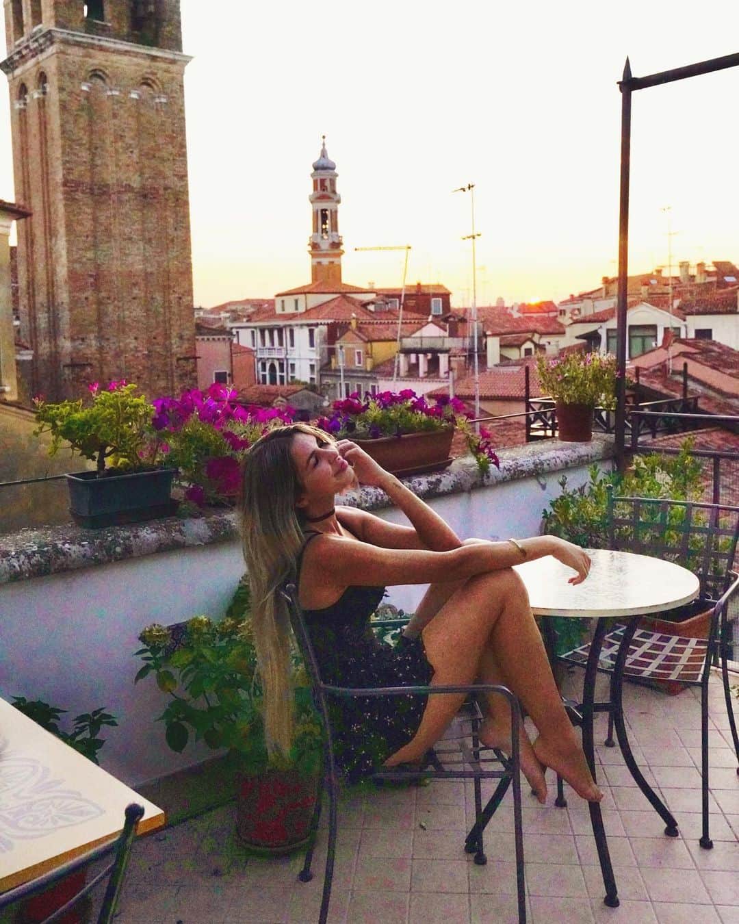 Elisabeth Riouxさんのインスタグラム写真 - (Elisabeth RiouxInstagram)「Bring me back to this exact night, first day of our trip in Italy and we got to the balcony of our airbnb to this sunset 🌞🎭」10月20日 4時52分 - elisabethrioux