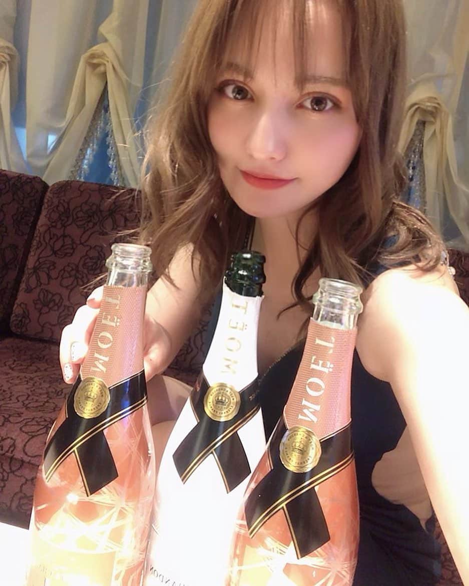 ニーナのインスタグラム：「モエピカって映えるし 甘いから好き🌟」