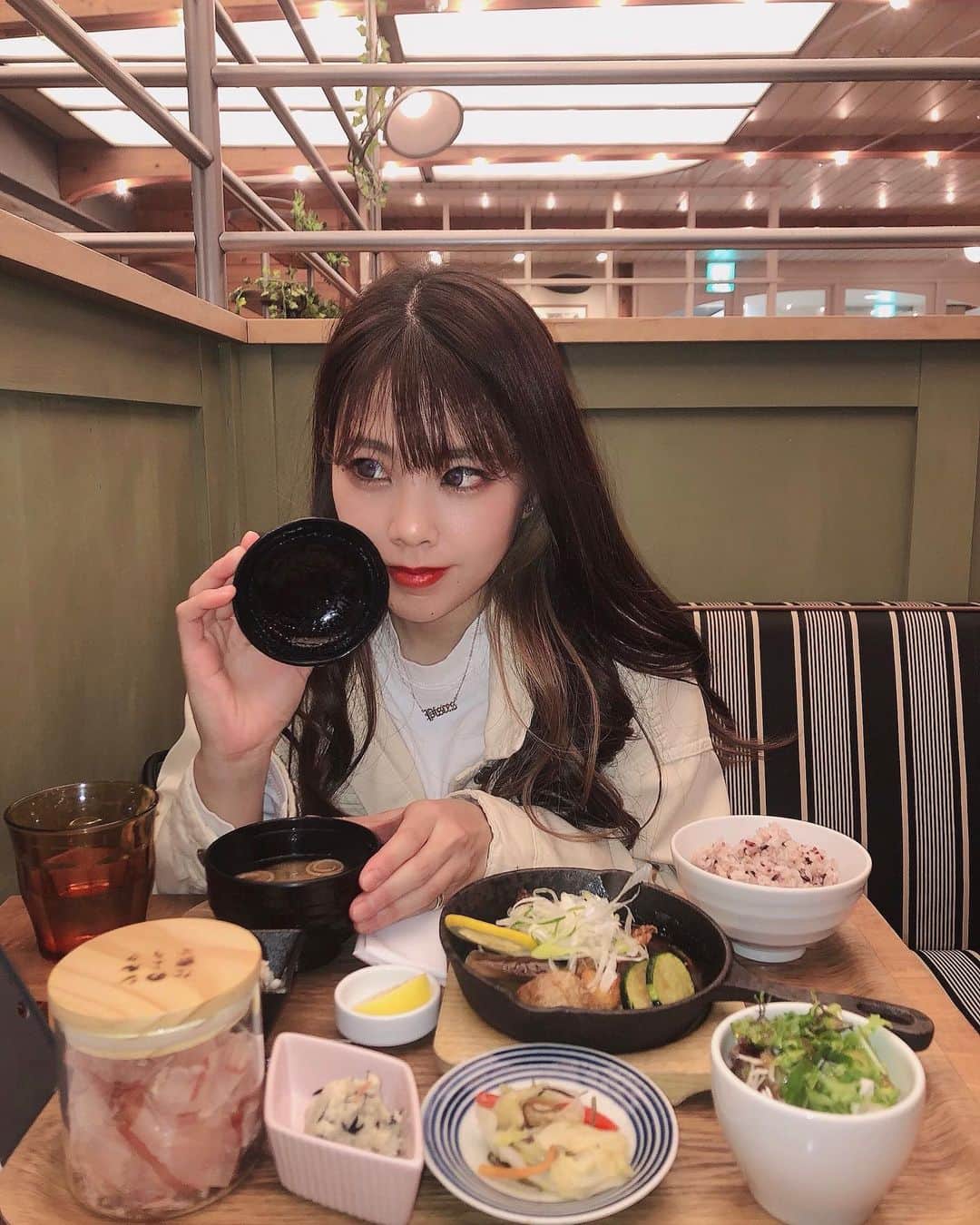 のインスタグラム：「. ぱかっとお味噌汁👏 最近カメラのアプリのフィルターが いろいろありすぎてわからんくて困ってる😞 何がええの？目の色変わるの嫌なんだけども😞笑 . .  #dance#followme#japan#osaka#fashion#make#大阪#関西#AAA#いいね#美容#前髪#イヤリングカラー#カフェ#梅田」