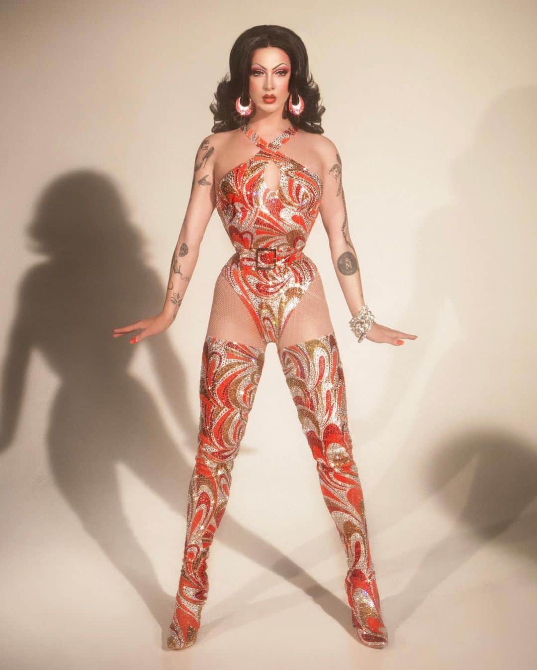 ヴァイオレット・チャチキのインスタグラム：「Moi for @thediscodaddy   Photo by @stevensimione  Hair by @hisvintagetouch」