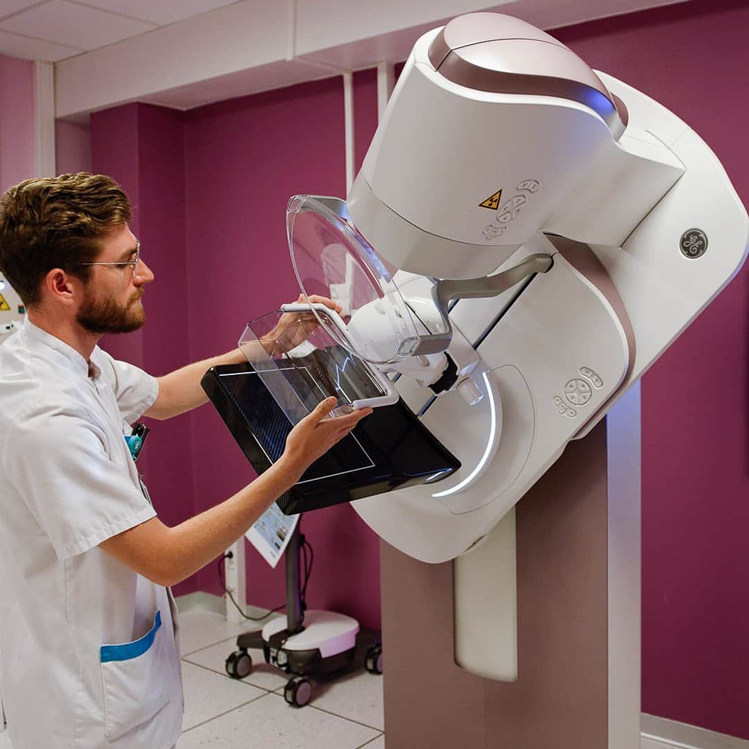 GeneralElectricのインスタグラム：「Spooky season is here, but don't let your annual mammogram scare you.   Nearly 30% of women in the U.S. admit to skipping breast screenings out of fear. That's why @gehealthcare engineers decided to better the experience with a mammography system designed by women, for women.   Melding comforting design with cutting edge technology, the Senographe Pristina aims to humanize the process for patients, technicians, and radiologists. #BCAM #Mammography #breastcancerawareness」
