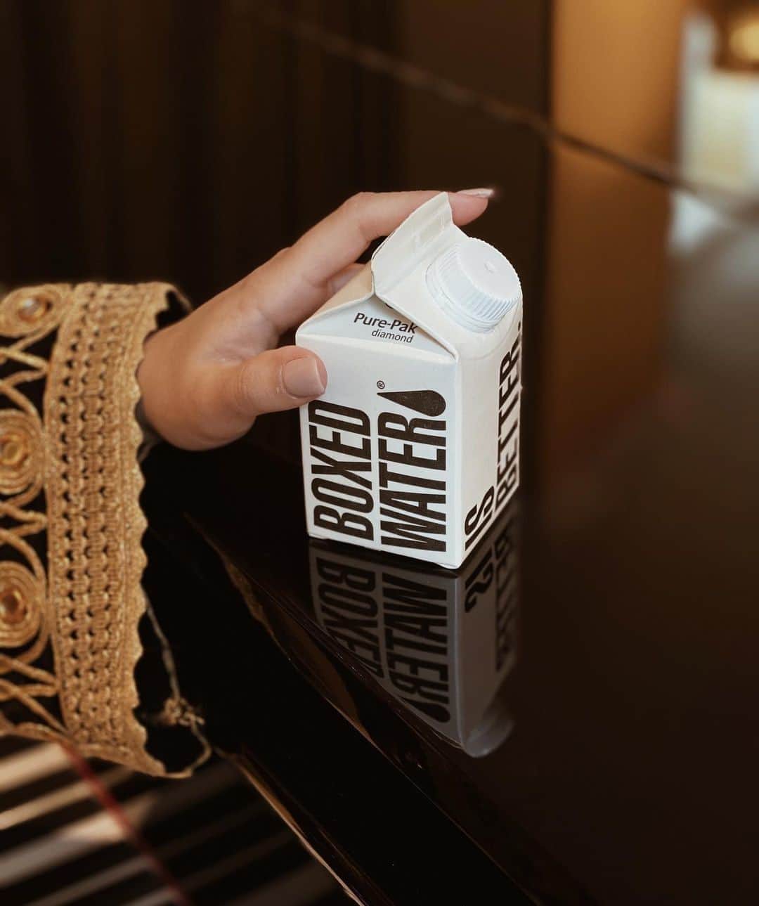 のインスタグラム：「Many restaurants and hotels have had to pivot away from “perks” consumers might have previously taken for granted, like free refills. As businesses continue to adapt to the times, many are reconsidering how they can support the environment in the process. Out goes breakfast bars and in walks pre-packaged items and sustainably sourced Boxed Water 💦 📷: @bestdressedafghan」