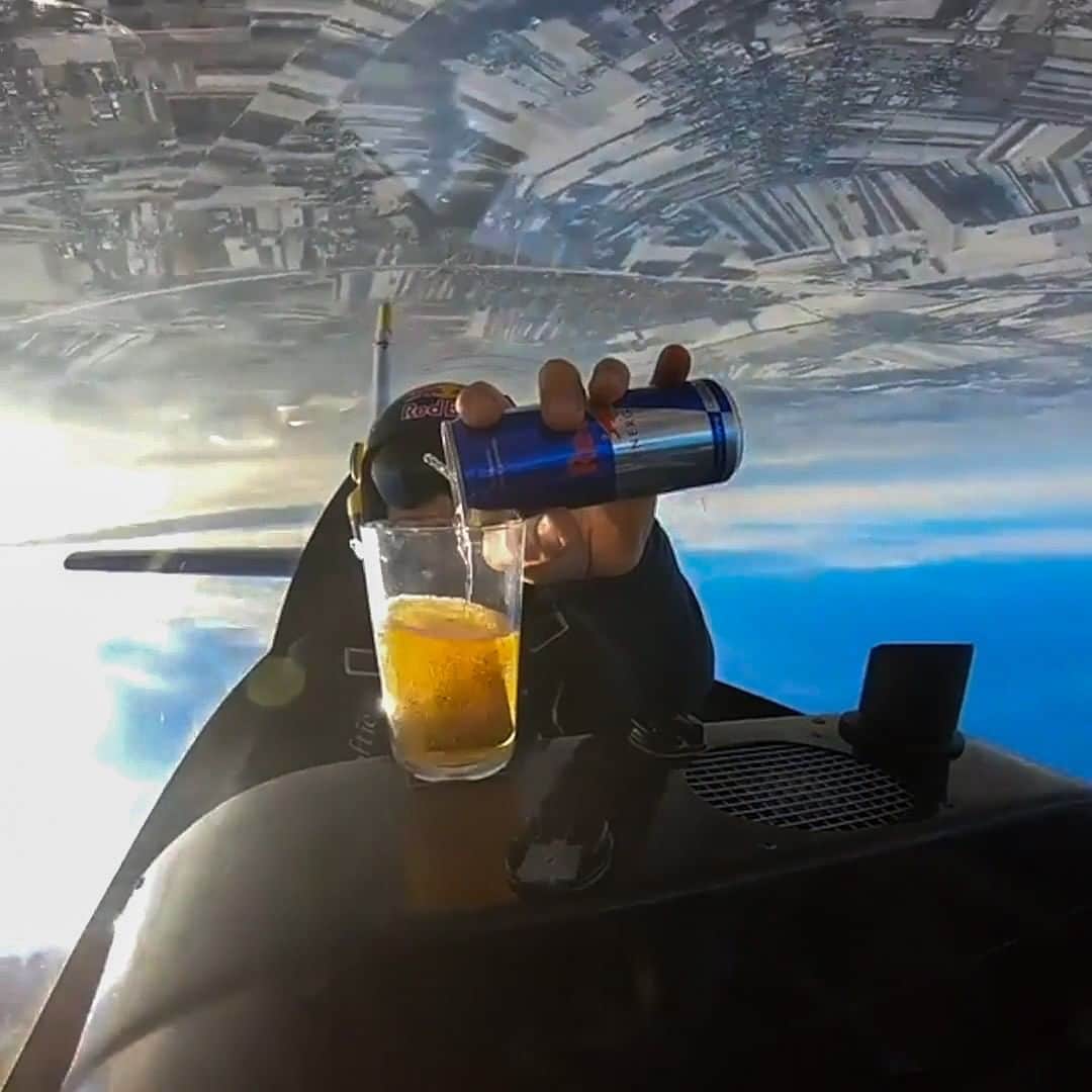 レッドブルのインスタグラム：「this *might* be the coolest way to drink a can of Red Bull we've ever seen 🔥   🧑‍✈️: @lukasz.czepiela   #redbull #givesyouwiiings #flying #pilot」