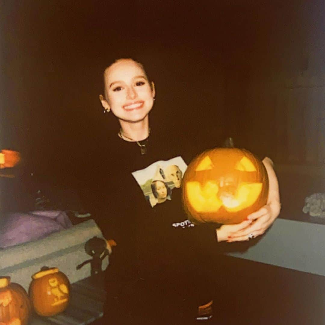 マデライン・ペッチさんのインスタグラム写真 - (マデライン・ペッチInstagram)「swipe to see how I feel about spooky szn 👻 🎃」10月20日 5時12分 - madelame