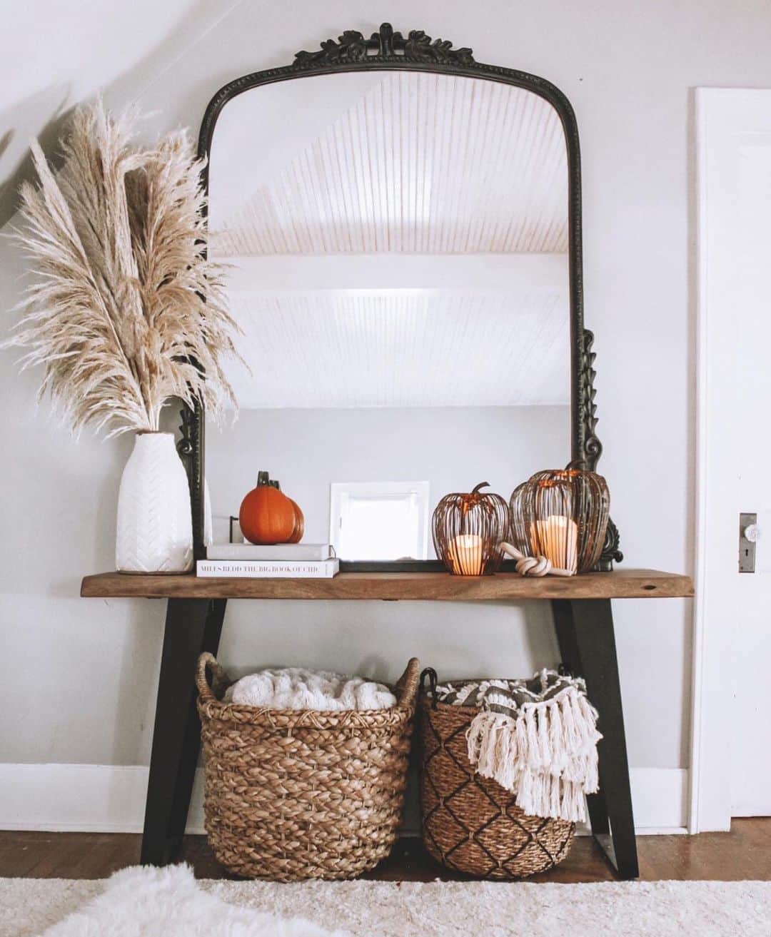 Anthropologieさんのインスタグラム写真 - (AnthropologieInstagram)「In these exceptional spaces, there's no question what season it is (and that's just how we like it) 🍁🎃 Tap the link in our bio to add this fall décor to your home and share yours with #Anthroliving  📷 from: @scscurlock, @sarahelizabethray, @magicinsalem, @cinnamons_table, @linnybowpeep, @delispins, @racheljbeck」10月20日 5時07分 - anthropologie
