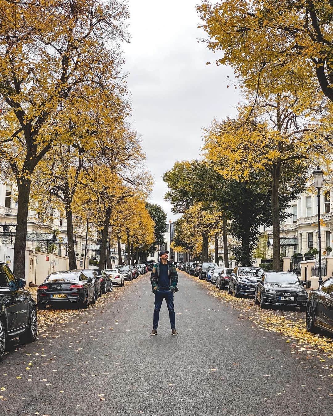 @LONDON | TAG #THISISLONDONさんのインスタグラム写真 - (@LONDON | TAG #THISISLONDONInstagram)「🍂🍁 @MrLondon in #HollandPark for more glorious autumnal scenes! 🍁🍂 Can’t get enough of London right now! Some streets are green 🌳, others are yellow 💛, some are red 🍁 and other streets are just a technicolour! 🤷🏻‍♂️ Definitely the time to be out and about and enjoying the beauty of this city around us! 47% of London is “green space” so enjoy the parks guys! 🙏🏼❤️   ___________________________________________  #thisislondon #lovelondon #london #londra #londonlife #londres #uk #visitlondon #british #🇬🇧 #londonparks #londonwalks #nottinghill #kensington」10月20日 5時10分 - london