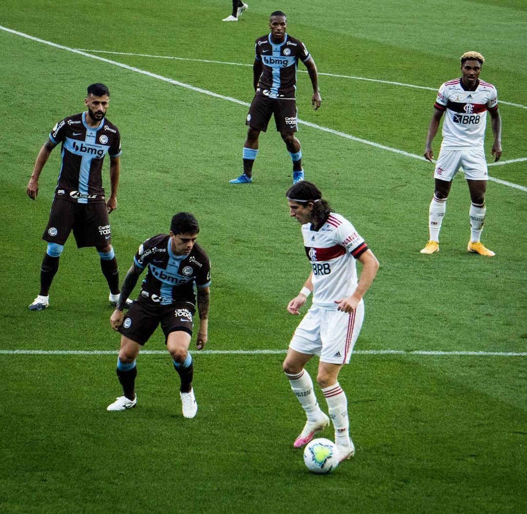 フィリペ・ルイスのインスタグラム：「❤️🖤 Orgulho do meu @flamengo ❤️🖤  📸: @patinofelipe」