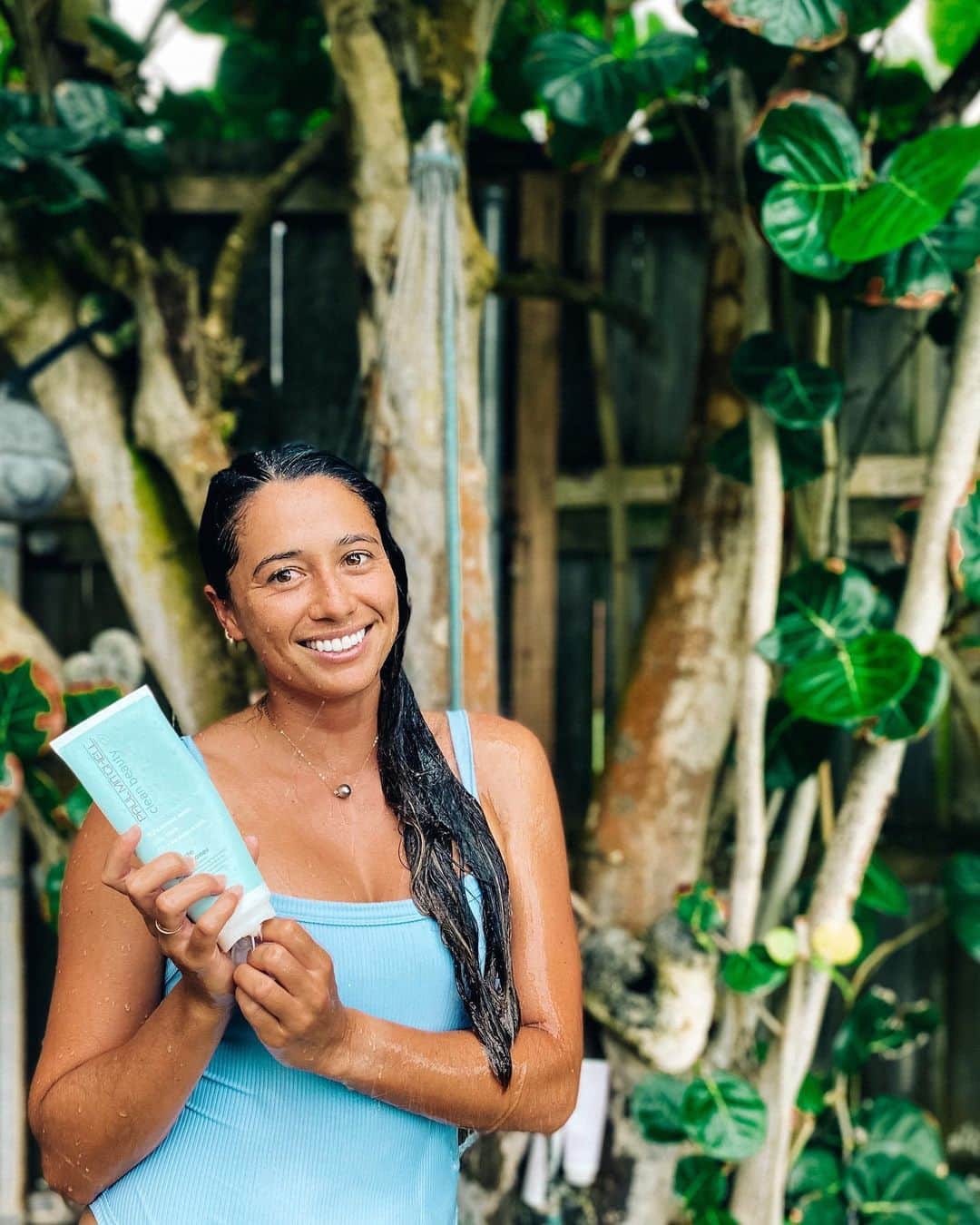 マリア・マニュエルのインスタグラム：「CLEAN BEAUTY by @paulmitchell 💚🌱   honored to be a part of this new ECO line launch. The perfect compliment to all the outside showers I love to take☺️ Good for you & good for the planet 🍃🌎 vegan • sustainable • organic • eco packaging • #PMcleanbeauty」