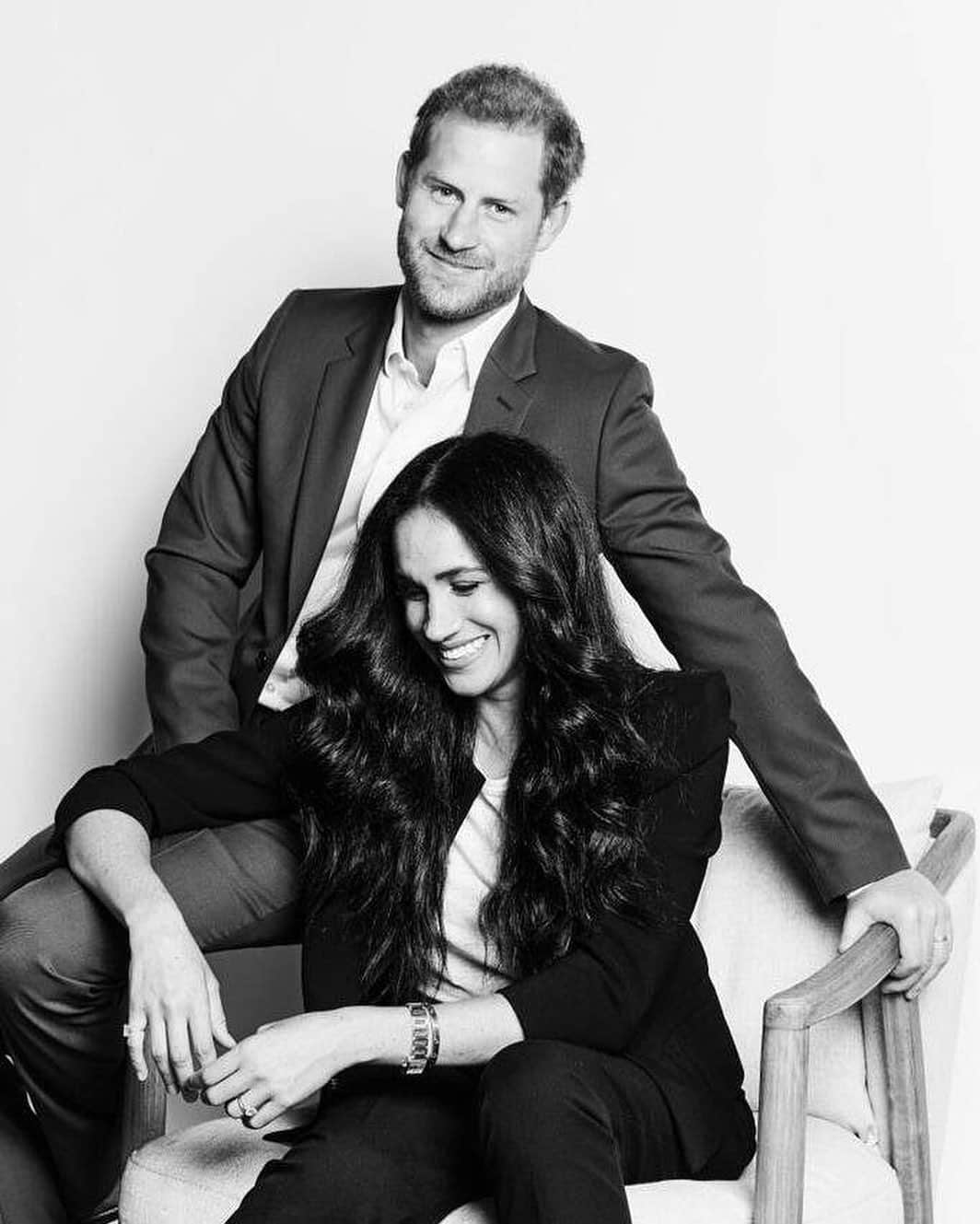 E! Onlineさんのインスタグラム写真 - (E! OnlineInstagram)「The first portrait of Meghan Markle and Prince Harry since stepping down from their royal family duties reminds us that the more things change, the more they stay the same. ❤️(📷: TIME/Matt Sayles/Alexi Lubomirski)」10月20日 5時18分 - enews