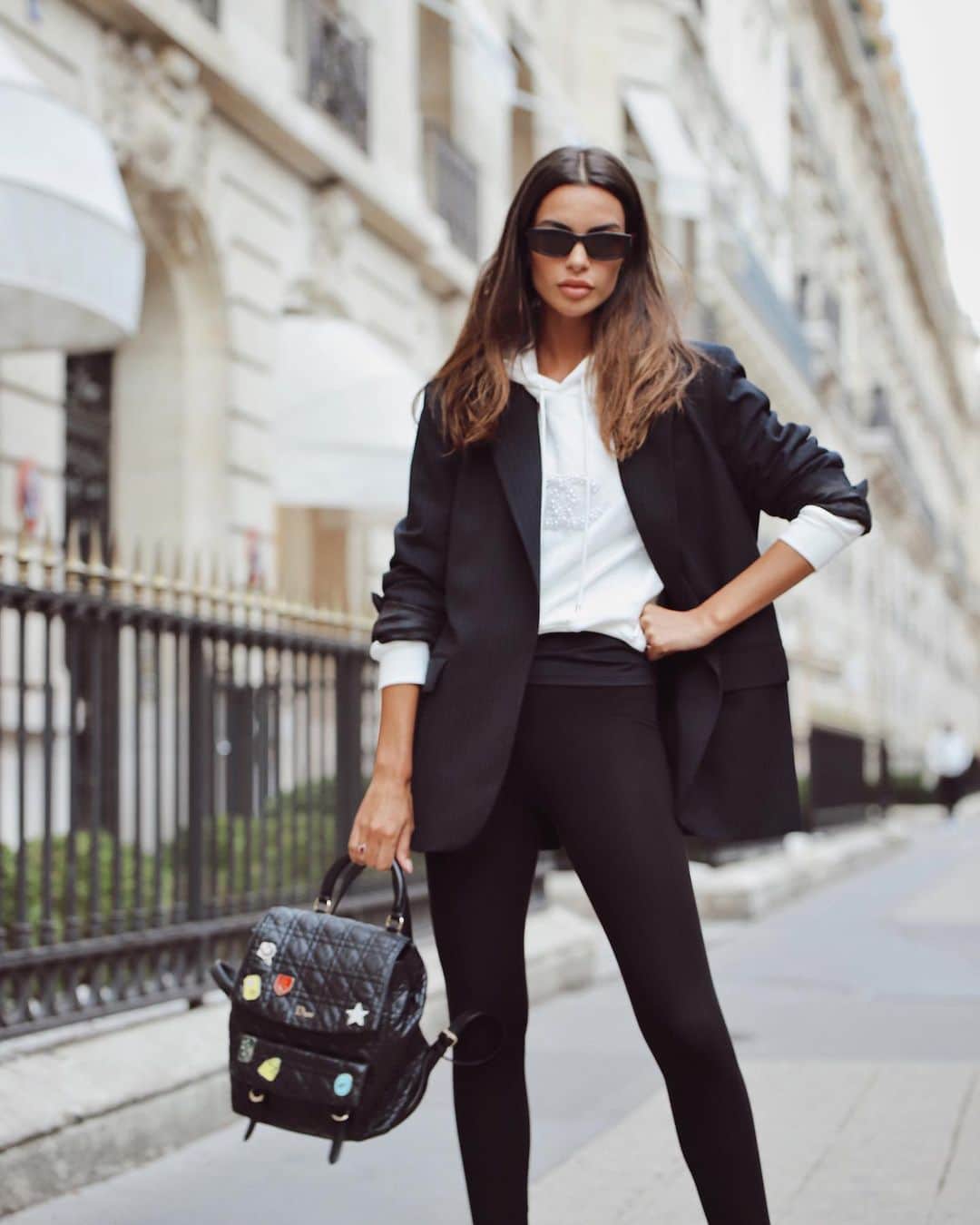 ジョアナ・サンスのインスタグラム：「Los días grises no me apetece “acicalarme”💆🏽‍♀️ Me encanta ir con el pelo secado al aire, sin maquillar, con sudadera, unos leggings y tenis para recorrer la ciudad...  Le di un poco de vergüenza a @angelajruiz con mis pintas deportivas por Avenue Montaigne 😂 y me cedió su blazer para darle un toque cool al outfit 😬 Les gusta la combinación? La contratamos de estilista?🤣   #streetstyle #outfitoftheday #paris」