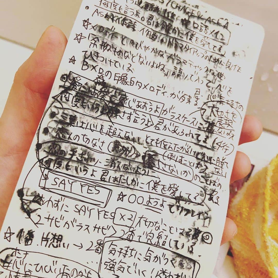 梶有紀子さんのインスタグラム写真 - (梶有紀子Instagram)「. 勉強してたら… お風呂で滑って… しりもちついて… 水が飛んで… こんなことに😶 . 何事も気をつけて行きましょう （まぁ、読めるからセーフって事にしよう） もう朝ですね🌅おやすみなさい . #勉強 #ながら #長風呂 #事故 #気をつけよう #メモ #日々精進 #おはすみ . . . #stayhome #梶有紀子 #yukikokaji #シンガーソングライター #弾き語り #ギター弾き語り #ミュージシャン #ギター女子 #ギタ女 #jpop #music #singer #songwriter #音楽好きな人と繋がりたい #instamusic」10月20日 5時24分 - kajiyukiko1112