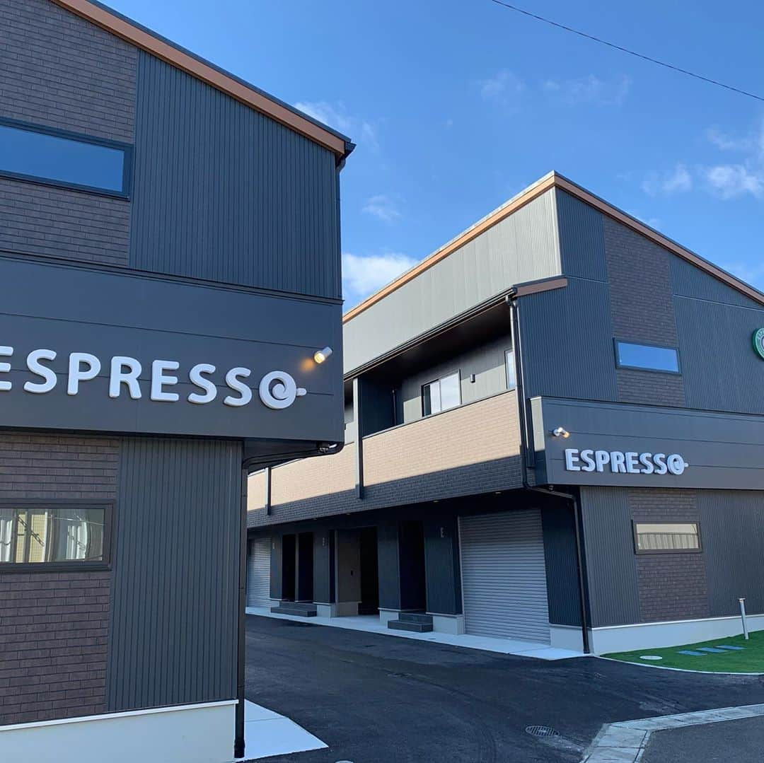 ESPRESSOさんのインスタグラム写真 - (ESPRESSOInstagram)「ESPRESSOガレージハウスで〜す❗️😁 ブルックリンカフェスタイルアパートメントというコンセプトで入居者に大人気‼️😁 まるでスタバのような空間に暮らしたくありませんか⁉️ いつも大好きな空間に包まれて、とても癒されます❗️😁 大切な車を素敵なガレージのなかにしまって置ける喜びは格別です‼️😁 さあ、ガレージを開けてドライブにでかけるか‼️では、また❗️😁 . . . . ☆入居者様、オーナー様募集中☆ . #ブルックリン #カフェ風#賃貸アパート#インテリア#ブルックリンカフェ風アパートメント#隠れ家#ブルックリンスタイル #完成見学会#オシャレ#一人暮らし #リビング#espresso#ロフト#名古屋#カフェ#バイク好き#カップル #サロン#ペット可#入居者募集中#ガレージハウス#不動産#清須市#賃貸#暮らし#建築」10月20日 5時35分 - espresso.fanclub