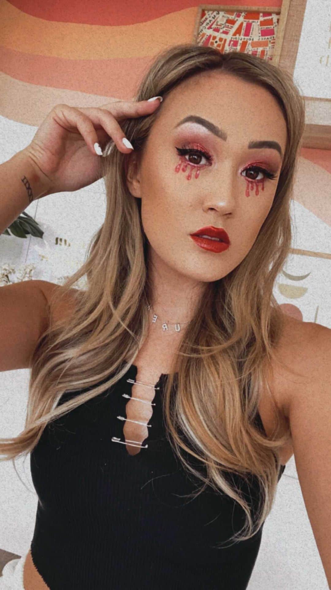Lauren Riihimakiのインスタグラム：「it's *that* time of the year again where I put my mediocre makeup skills to the test to try out a blood drip inspired makeup look (credit: @delaracreates) with matching spooky Halloween press-on PopSockets Nails + PopGrip from @PopSockets, link in bio to shop ✨👻❤️ #PopSocketsPartner」