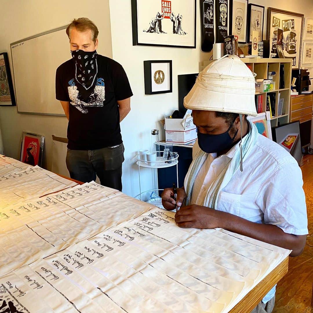 Shepard Faireyのインスタグラム：「I was thrilled to get together (safely) with ABT Artists Umar Rashid @frohawktwofeathers and Victoria Cassinova @vcassinova to sign the bandanas we designed for @artistsbandtogether. You can now get your hands on SIGNED, pro-democracy bandanas by me and several other #ArtistsBandTogether artists through @ebay for Charity (link in bio) from now until November 1st! 100% of proceeds go to @risefreeorg, @conmijente and @wokevote.  This set includes signed bandanas by:  • Marilyn Minter / @marilynminter • Rirkrit Tiravanija • Shepard Fairey / @obeygiant • Merritt Johnson / @me.rritt • Umar Rashid / @frohawktwofeathers • Xavier Schipani / @xavierschipani • Victoria Cassinova / @vcassinova • Hank Willis Thomas / @hankwillisthomas • Christina Quarles / @cequarles This set is the ONLY signed version that will be available through Artists Band Together.  With #ElectionDay only 15 days away, please consider supporting NOW! Let’s band together to get out the vote. Thanks for caring! -Shepard」